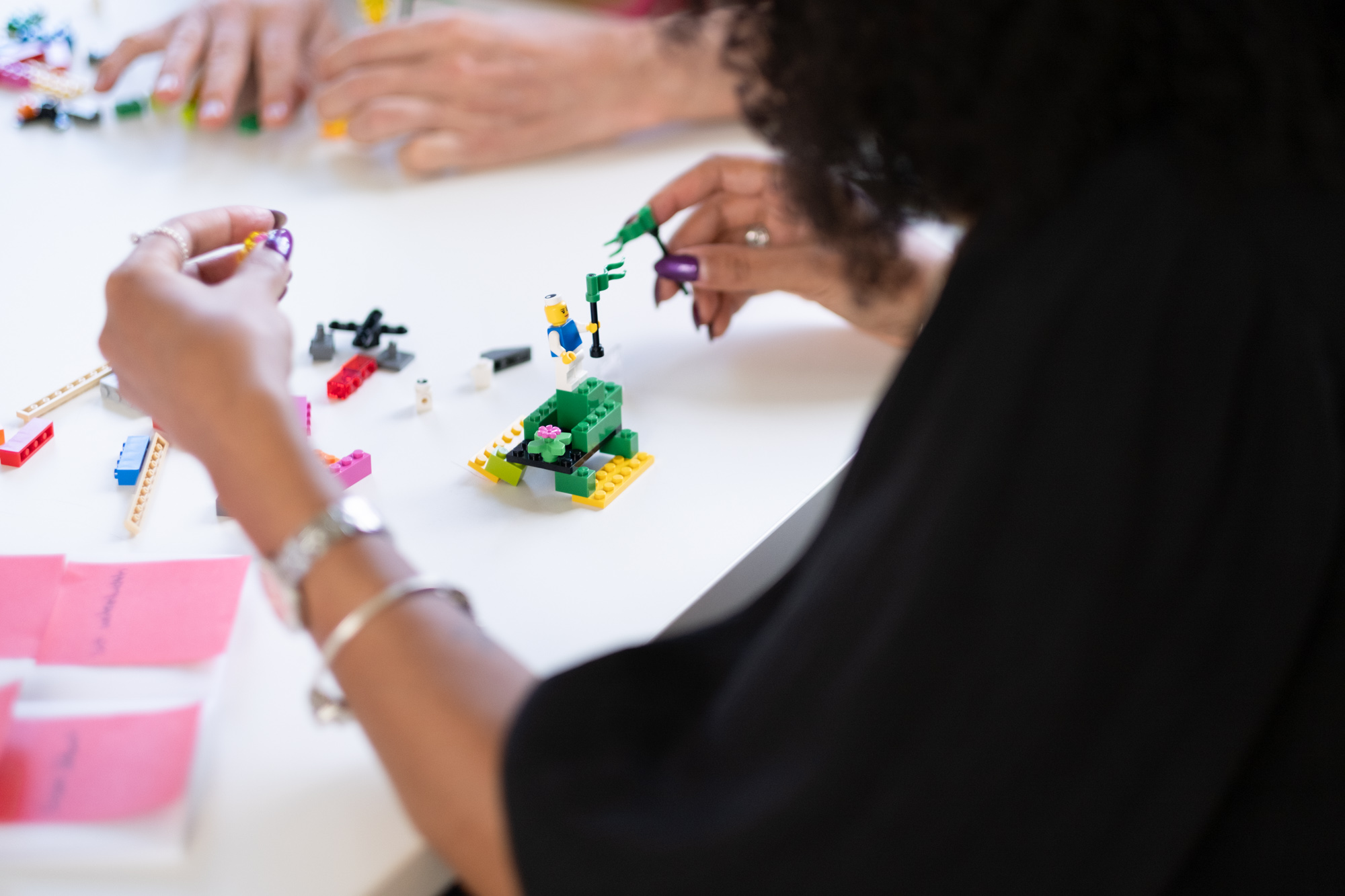 Teilnehmerin baut ein Modell aus LEGO Steinen