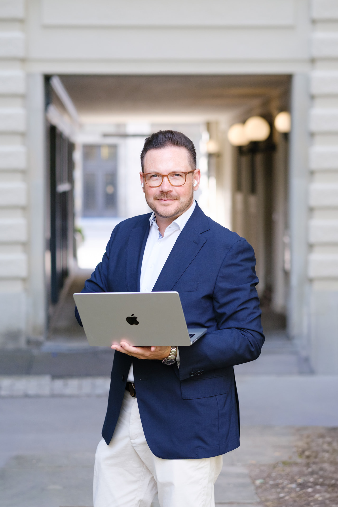 Porträt eines Teilnehmers mit Laptop