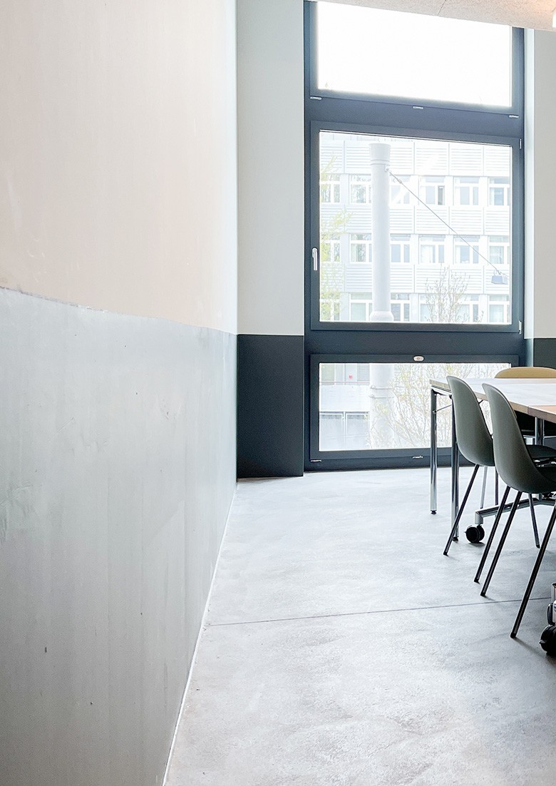 Heller Raum mit Tisch und Stühlen im Zollhaus