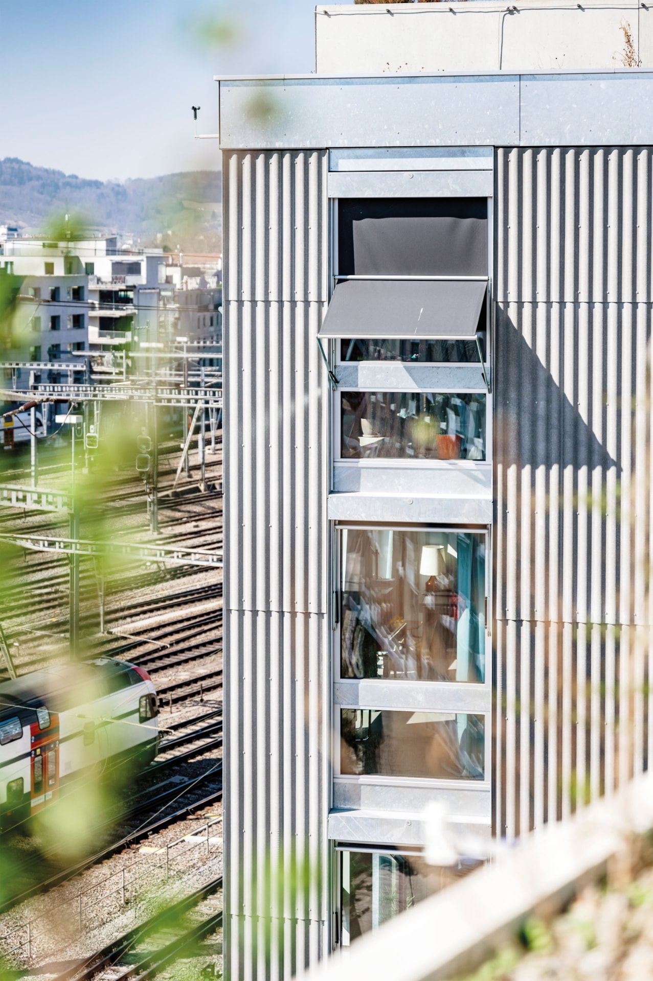 Fassade des Zollhauses Zürich an den Gleisen