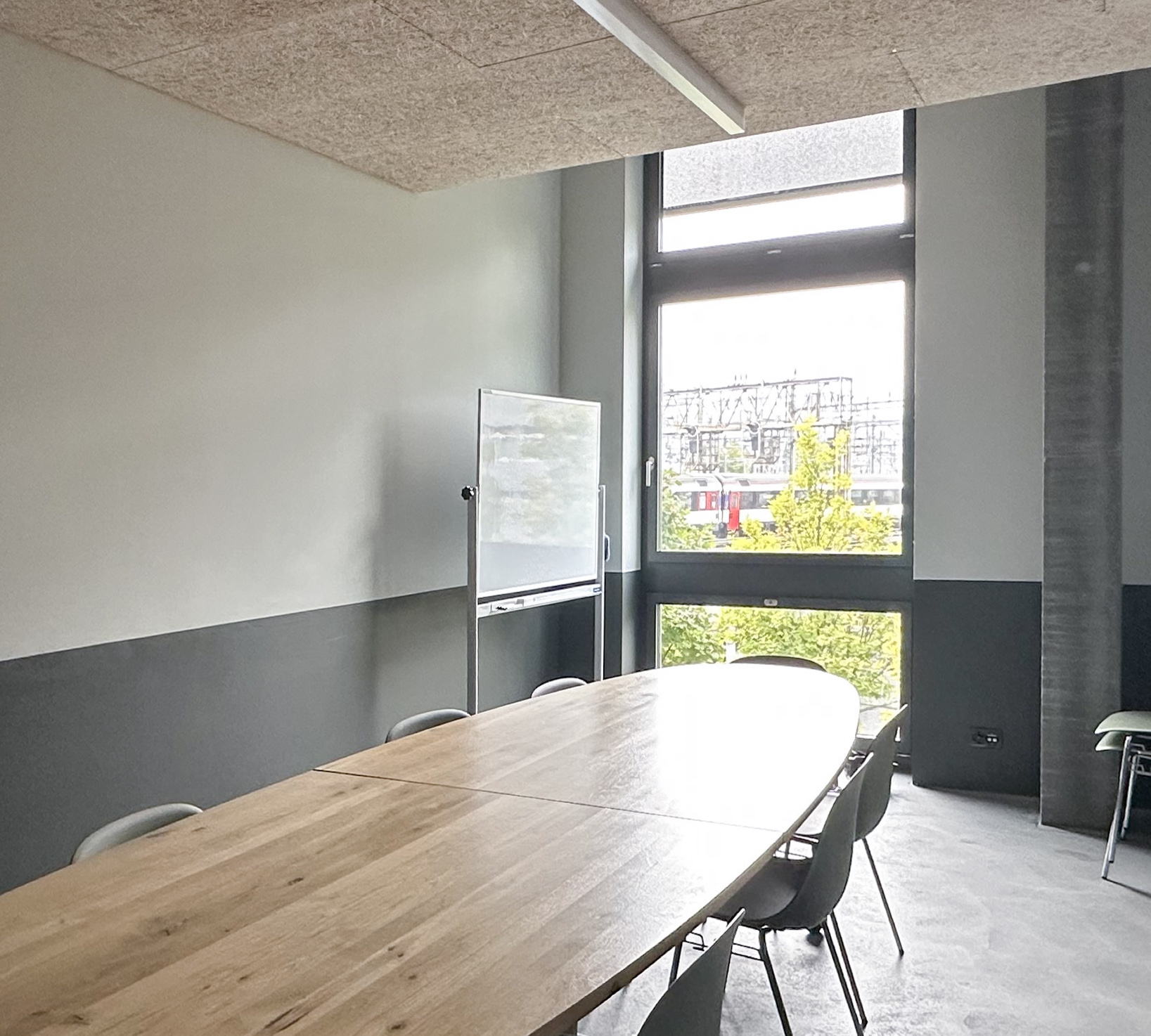 Arbeitsraum im Zollhaus Zürich mit Blick auf die Gleise
